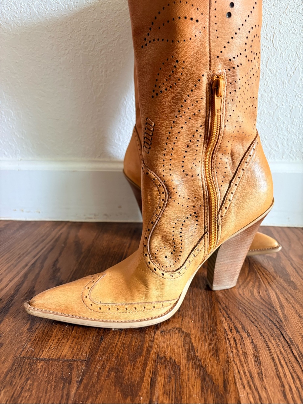 BCBG Niche Leather Western Heeled Perforated Boots Y2k Brown Tan Leather 7.5 - Picture 11 of 16